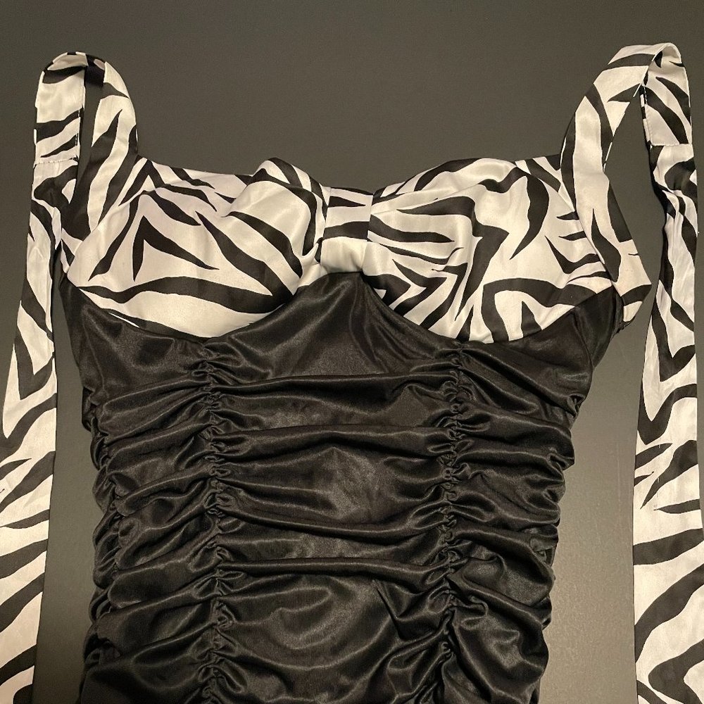 Le Chateau White and Black Party Dress Size:M